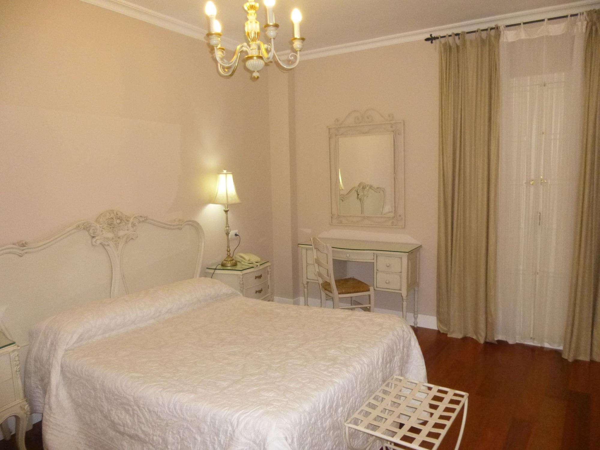 Le Petit Paris Hotel Seville Exterior photo