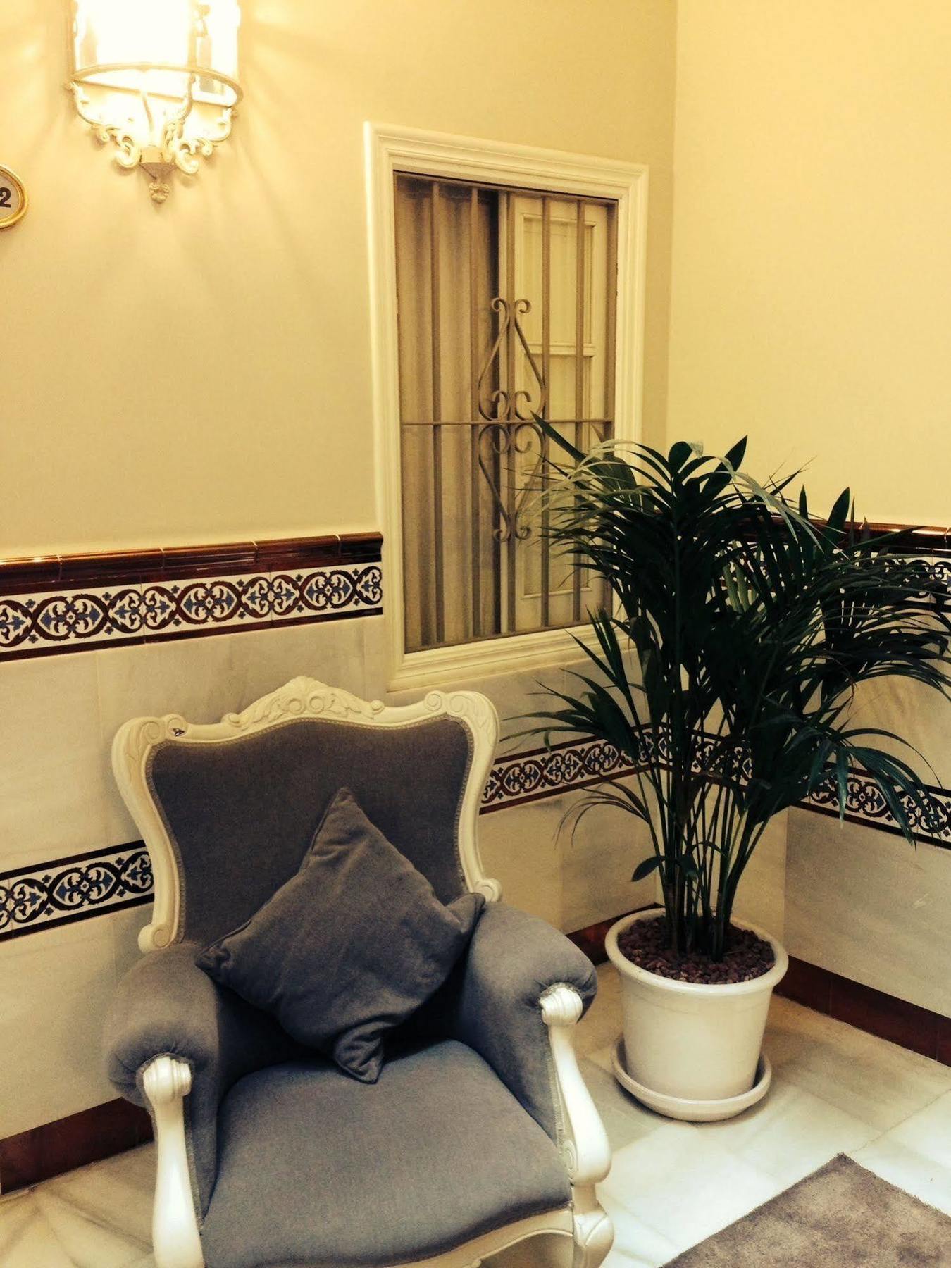 Le Petit Paris Hotel Seville Exterior photo