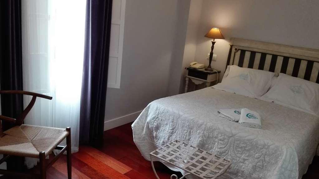 Le Petit Paris Hotel Seville Room photo